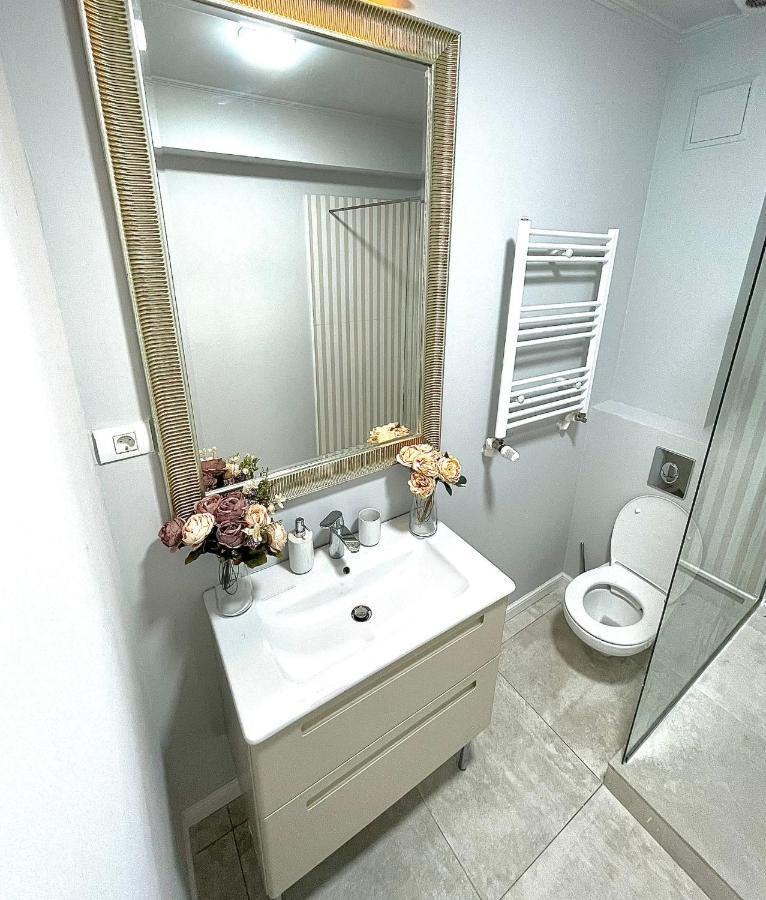 Baneasa Luxury Apartaments Bukares Bagian luar foto